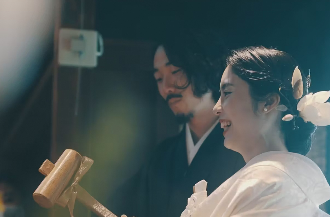 窓一面の新緑と晴れやかなお姿が美しい結婚式